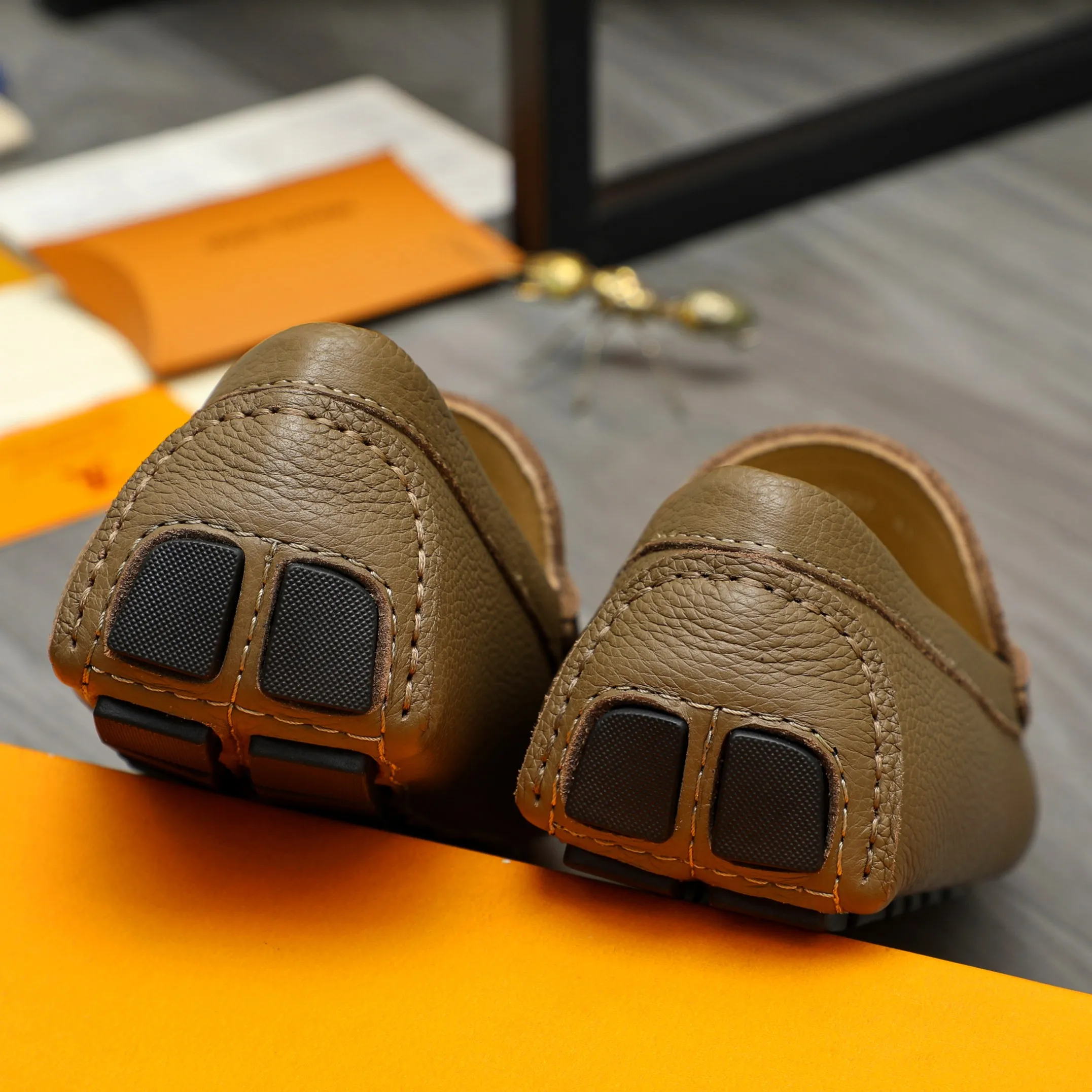 Men's shoes 💰420 Product trademark: LV "Louis Vuitton" casual slip-on shoes Regular size: 38-46 (45.46 custom-made, non-returnable) Product materials: Selected pebbled cowhide upper, sheepskin lining, original rubber outsole